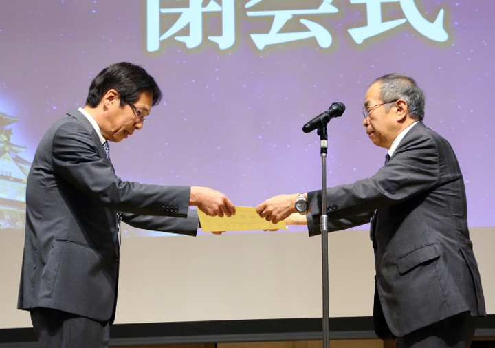 末永裕之・日本診療情報管理学会理事長から齊藤正伸・第45回学術大会長へ感謝状が贈られた